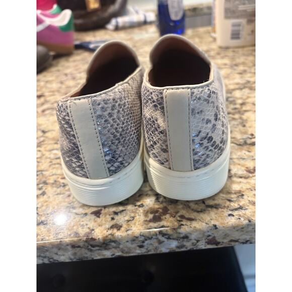 Sofft Womens Slip On Sneakers Size 8.5 Gray Snake Print Leather Platform Comfort - Picture 4 of 8